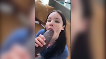 Esposa de mi amigo me visita y se traga mi tremenda verga